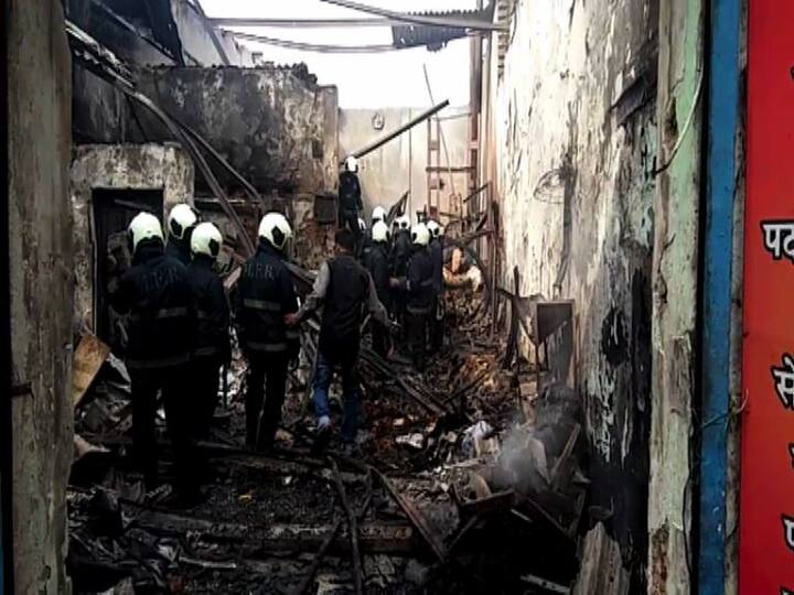 खैरानी रोडवरील 'भानु फरसान' या मिठाईच्या दुकानाला पहाटे 4.30 च्या सुमारास ही आग लागली. 