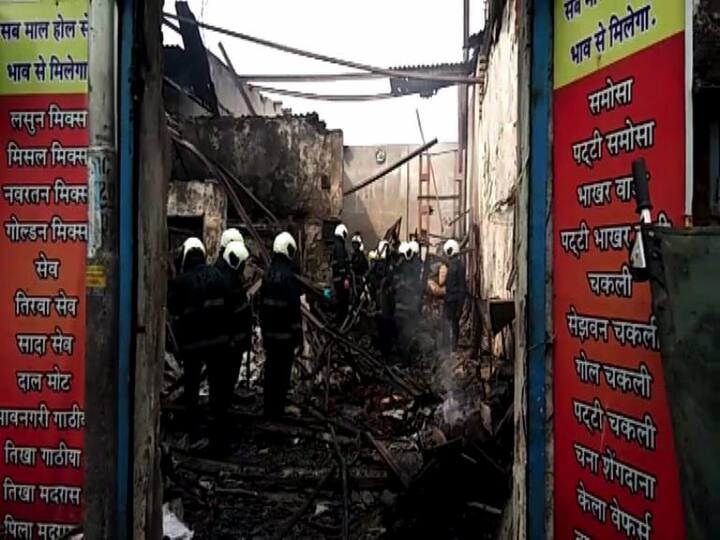आगीनंतर दुकानाच्या बाहेर झोपलेले कामगार पळून गेले, मात्र जे कामगार आत झोपले होते, ते आतच राहिले.त्यातच आग लागल्यानंतर इमारतीचा काही भाग कोसळला. त्यामुळे आत अडकलेल्या कामगारांना बाहेर पडणं आणखी कठीण झालं.