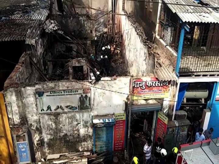 दुहेरी संकटात सापडलेल्या कामगारांचा आगीत होरपळून आणि गुदरमरुन मृत्यू झाला. ढिगाऱ्याखाली आणि आगीत जवळपास 15 कामगार अडकले. यापैकी 12 कामगारांना बाहेर काढण्यात आलं. त्यांना राजावाडी रुग्णालयात दाखल करण्यात आलं. मात्र तोपर्यंत त्यांचा गुदमरून मृत्यू झाला होता.