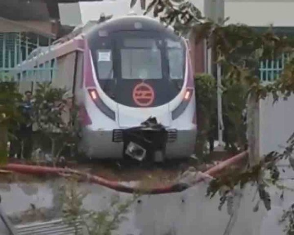 driverless metro  train derails in new delhi during trail run latest update ड्रायव्हरलेस मेट्रो भिंत तोडून आरपार, दिल्लीत चाचणीदरम्यान मोठा अपघात