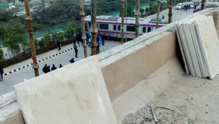 दिल्लीमध्ये आज (मंगळवार) ड्रायव्हरलेस मेट्रोला अपघात झाल्याची प्राथमिक माहिती समोर आली आहे. चाचणीदरम्यान या मेट्रोला अपघात झाला. कालिंदी कुंज डेपोजवळ ही ड्रायव्हरलेस मेट्रो ट्रॅकवरुन घसरली आणि थेट भिंत तोडून आरपार गेली. सुदैवानं यामध्ये कोणतीही जीवितहानी झालेली नाही.