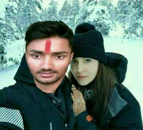 काही नेटिझन्सनी तर विरानुष्काच्या फोटोत स्वत: चा फोटो अॅड केला आहे.
