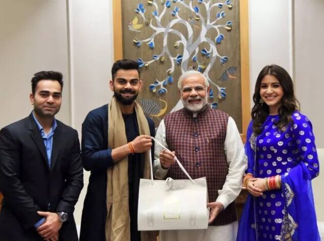 इटलीमध्ये झालेल्या या लग्नसोहळ्याला विराट आणि अनुष्काच्या कुटुंबीयांसह काही निवडक लोकच उपस्थित होते. आता भारतात परतल्यानंतर विराट कोहली आणि अनुष्का शर्मा जंगी रिसेप्शन ठेवणार आहेत. या कार्यक्रमाची निमंत्रण पत्रिकाही व्हायरल झाली आहे.