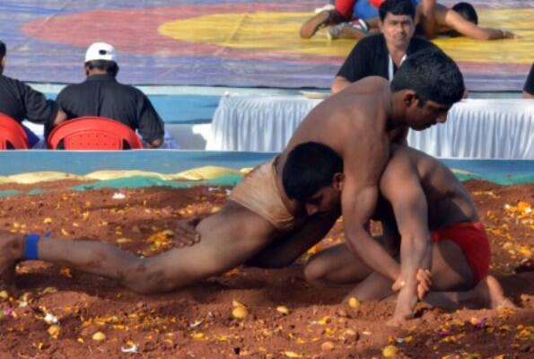 कोल्हापूरच्या भगतसिंग खोतने ठाणे जिल्ह्याच्या नितीश शेलारवर तांत्रिक गुणांवर मात केली. औरंगाबाद जिल्ह्याच्या अशनाथ शहाने सांगलीच्या सुजित नवलेला चितपट करून विजयी सलामी दिली, तर सोलापूर जिल्ह्याच्या विलास बंडगरने हिंगोलीच्या सुनील शिंदेवर तांत्रिक गुणांवर विजय मिळवला.