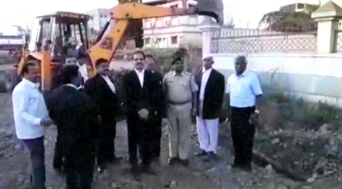 Pandharpur : Lawyer’s House Demolished For Road Widening पंढरपूरच्या न्यायाधीशांची कमाल, एका दिवसात वकिलाचं बांधकाम पाडलं!