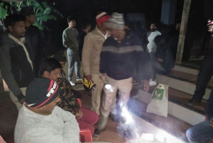 Satara: raid on Mahabaleshwar party महाबळेश्वरच्या थंडीत लेट नाईट ओली पार्टी, 3 तरुणींसह 17 ताब्यात