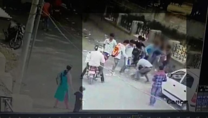 college student fight in Aurangabad CCTV : औरंगाबादमध्ये विद्यार्थ्यांची तरुणाला बेदम मारहाण