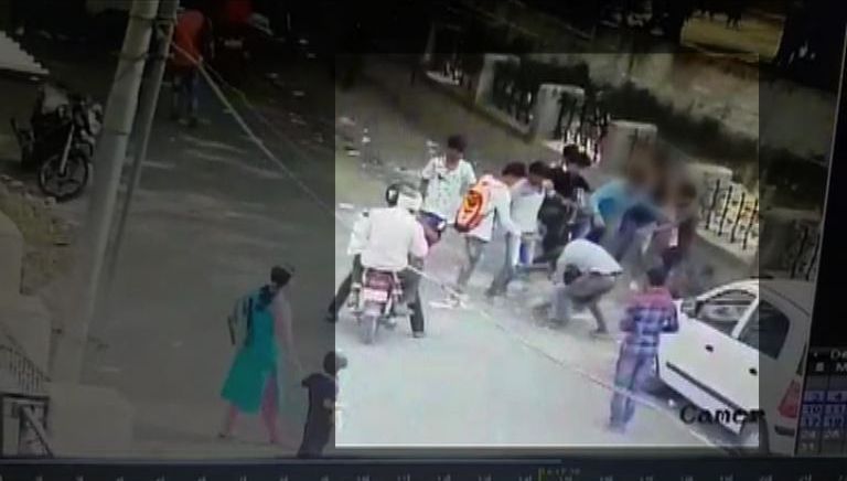 CCTV : औरंगाबादमध्ये विद्यार्थ्यांची तरुणाला बेदम मारहाण