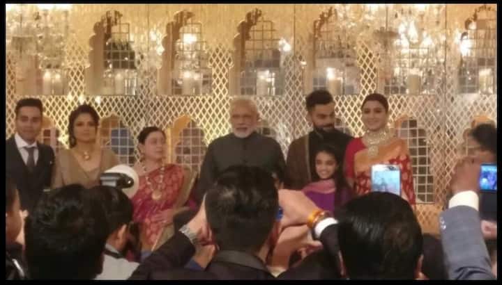 विराट आणि अनुष्काने पंतप्रधान मोदींना रिसेप्शनला येण्यासाठी निमंत्रण दिलं होतं. विराट-अनुष्काच्या निमंत्रणाला मान देत मोदींनी या कार्यक्रमाला हजेरी लावली आणि दोघांनाही लग्नाच्या शुभेच्छा दिल्या.