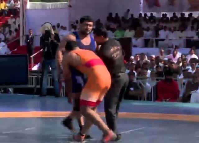 गणेशने कुस्ती जिंकलीच, चंद्रहारच्या पाया पडून मनंही जिंकली!