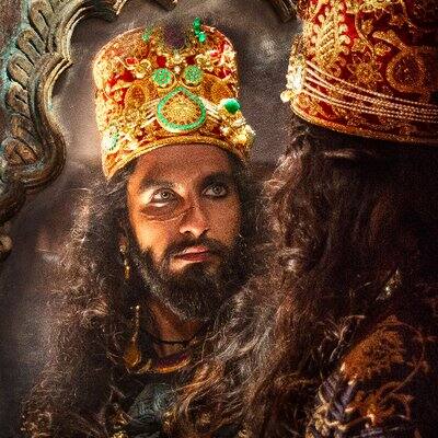 अभिनेता रणवीर सिंह (62.63 कोटी) दहाव्या स्थानी आहे.