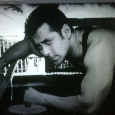 या यादीत यंदाही अभिनेता सलमान खानने पहिलं स्थान कायम राखलं आहे. 51 वर्षीय सलमान खान वार्षिक 232.83 कोटी रुपयांसह सेलिब्रिटी श्रीमंतांच्या यादीत पहिल्या स्थानी आहे. 