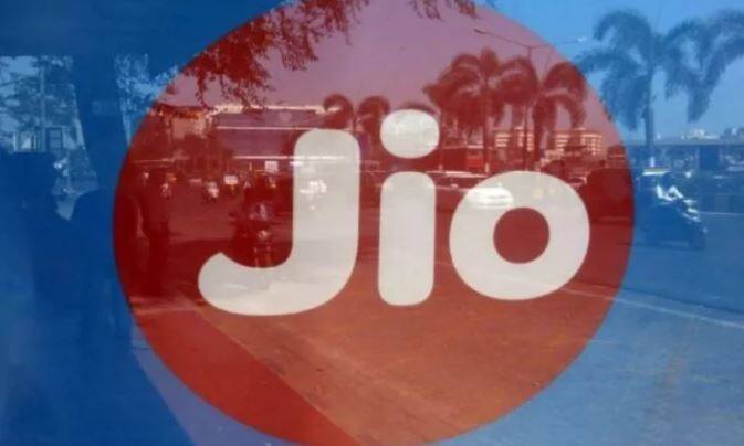 मुंबई : रिलायन्स जिओ नव्या वर्षीत ग्राहकांना गिफ्ट देण्यासाठी सज्ज आहे. कंपनीने हॅप्पी न्यू ईयर प्लॅन 2018 ची घोषणा केली आहे. याअंतर्गत कंपनीने दोन नवे प्लॅन आणले आहेत.