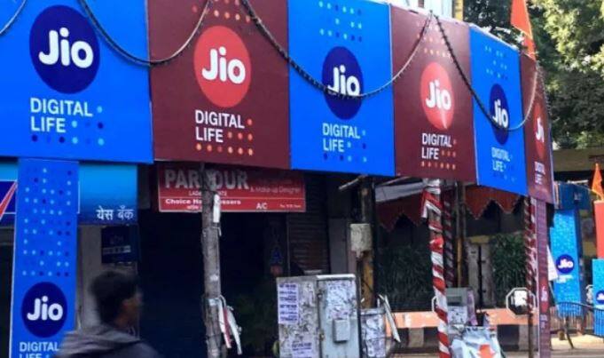 199 रुपयांच्या प्लॅनमध्ये जिओच्या ग्राहकांना दररोज 1.2 GB डेटा आणि अनलिमिटेड व्हॉईस कॉलिंग मिळणार आहे. या प्लॅनची व्हॅलिडिटी 28 दिवसांची आहे. त्यामुळे ग्राहकांना दररोज 1.2GB डेटा वापरता येईल.