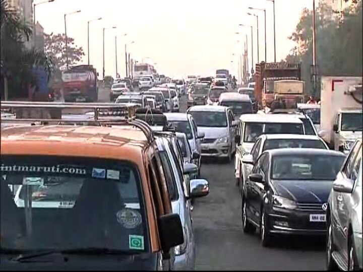 Dont take toll, when traffic crossed yellow line, Says Eknath Shinde latest updates वाहनं पिवळ्या रेषेच्या बाहेर असल्यानंतर टोल आकारु नये : शिंदे