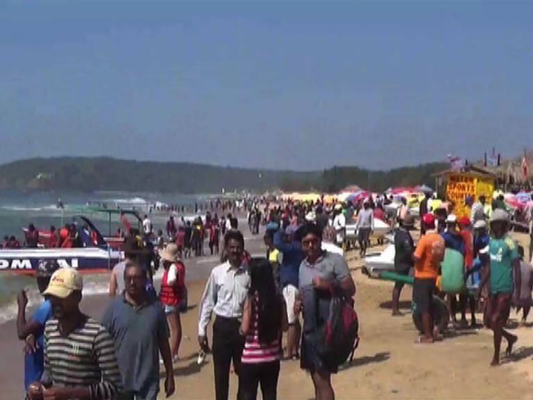 नाताळच्या सेलिब्रेशनसाठी गोव्यात पर्यटकांची गर्दी huge rush in goa for christmas celebration latest marathi news updates नाताळच्या सेलिब्रेशनसाठी गोव्यात पर्यटकांची गर्दी