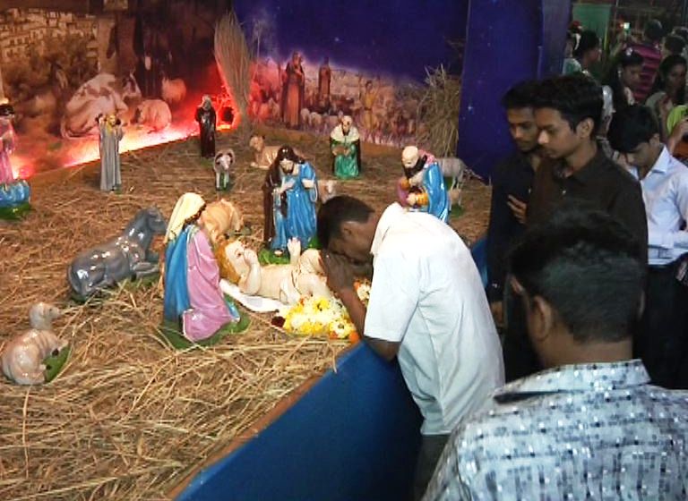 भारतासह जगभरात ख्रिसमसचा उत्साह, चर्चमध्ये गर्दी