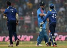 धोनीचा श्रीलंकेच्या खेळाडूंना \'गुरुमंत्र\'