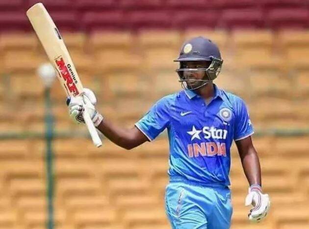 एमएसके प्रसाद यांच्या या संकेतांमुळे ऋषभ पंत आणि संजू सॅमसन यांच्या पुनरागमनाची शक्यता कमीच दिसत आहे, जे धोनीचे उत्तराधिकारी मानले जातात. हे खेळाडू अजून त्या स्तरापर्यंत पोहोचलेले नाहीत, ज्याची त्यांच्याकडून अपेक्षा होती. त्यांना अजूनही भारतीय अ संघात संधी दिली जाईल आणि कामगिरी पाहिली जाईल, असं एमएसके प्रसाद म्हणाले.