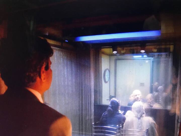 कुलभूषण जाधव यांच्या आई आणि पत्नी इस्लामाबाद येथे दाखल झाल्या. त्यानंतर कडेकोट सुरक्षा व्यवस्थेत त्यांना पाकिस्तानातील भारतीय दुतावासात नेण्यात आलं. तिथून त्यांना परराष्ट्र मंत्रालयाच्या कार्यालयात नेण्यात आलं. जिथे कुलभूषण आणि त्यांची भेट ठरली होती.