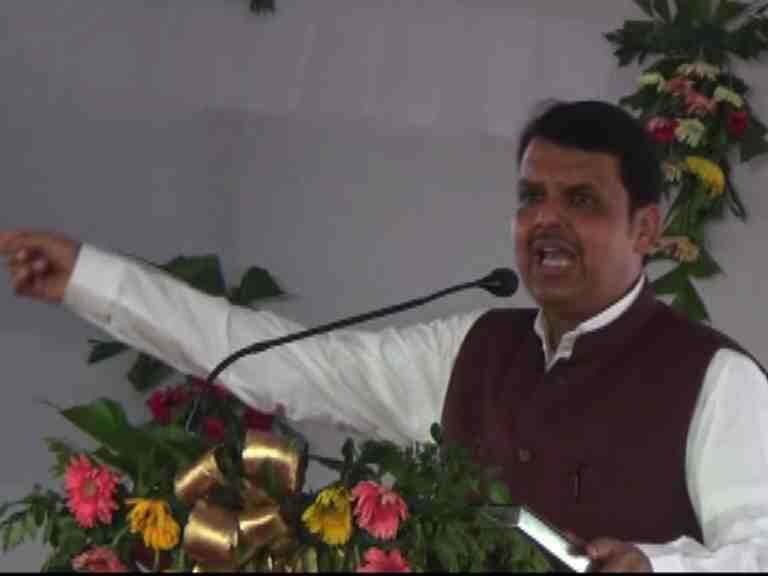 cm fadnvis criticised on congress ncp government in Maharashtra आमच्या हातून चूक होऊ शकते, पण बेईमानी नाही : मुख्यमंत्री