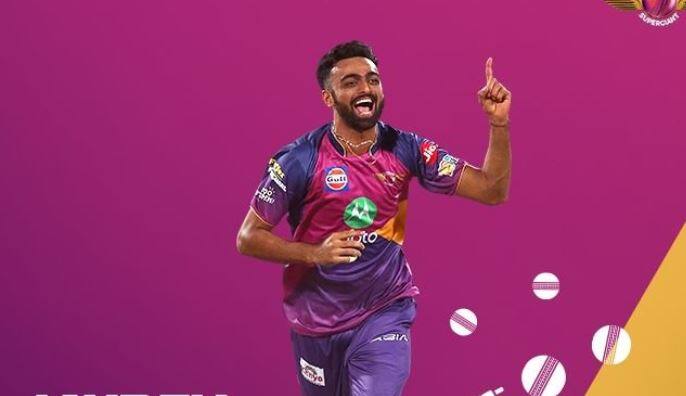 जयदेवने डिसेंबर 2010 मध्ये आंतरराष्ट्रीय क्रिकेटमध्ये पदार्पण केलं. तो सेंच्युरियनमध्ये दक्षिण आफ्रिकेविरुद्धच्या पहिल्या कसोटी सामन्यात खेळला. या सामन्यात त्याला एकही विकेट घेता आली नाही. यानंतर तब्बल तीन वर्षांनी उनाडकटची पुन्हा भारतीय संघात निवड झाली. 2013 मध्ये भारतीय संघ झिम्बाब्वे दौऱ्यावर होता, त्या संघात उनाडकटला संधी देण्यात आली होती. त्यावेळी त्याने 7 वन डे सामन्यात 8 विकेट घेतल्या होत्या. मग पुन्हा उनाडकटला डावलण्यात आलं. पुन्हा तीन वर्षांनी जून 2016 मध्ये तो परत झिम्बाब्वेविरुद्धच्या टी 20 संघात निवडला गेला.