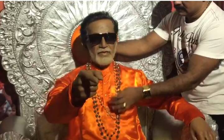 बाळासाहेबांचा हुबेहूब मेणाचा पुतळा वॅक्स कलावंत सुनील कंडलूर यांनी साकारुन, त्याचं युवासेना प्रमुख आदित्य ठाकरे यांच्या हस्ते अनावरण करण्यात आलं.