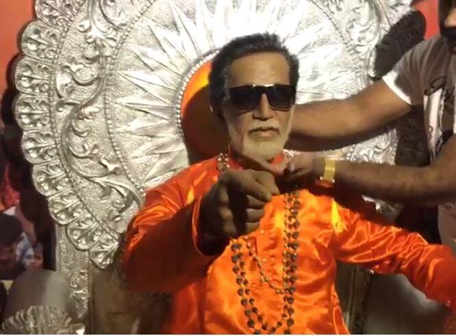 बाळासाहेबांच्या फोटोचा अभ्यास करुन कंडलूर यांनी मेणाचा पुतळा साकारला. सिंहासन, बसण्याची पद्धत, हावभाव आणि गॉगल पाहिल्यानंतर अगदी बाळासाहेबच समोर बसल्याची प्रचिती येते.