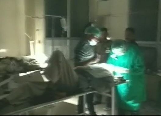 Uttar Pradesh Medical Officer Removed, after Eye Surgeries In Torchlight latest update टॉर्चच्या प्रकाशात 32 शस्त्रक्रिया, वैद्यकीय अधिकाऱ्याची हकालपट्टी