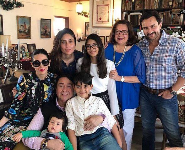रणधीर कपूर-बबिता यांनी करिना-करिष्मा यांच्या संपूर्ण कुटुंबासोबत काढलेल्या फोटोचं कौतुकही सर्वांच्या तोंडी आहे.