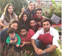 कपूर कुटुंबाच्या ख्रिसमस लंचमध्ये तैमूरवर नजरा खिळल्या