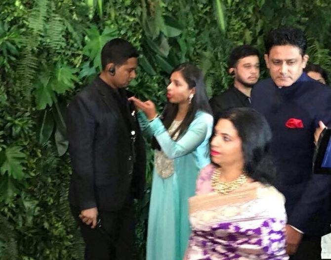 Anil Kumble’s presence at Virat Kohli’s reception latest update ‘विरुष्का’च्या रिसेप्शनला अनिल कुंबळेचीही उपस्थिती