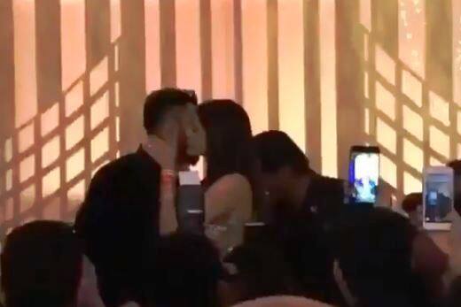 शाहरुखच्या डायलॉगवर विराटचं लिप्सिंक, अनुष्का भलतीच इम्प्रेस Mumbai : Virat and Anushka share a funny moment with SRK in reception party शाहरुखच्या डायलॉगवर विराटचं लिप्सिंक, अनुष्का भलतीच इम्प्रेस