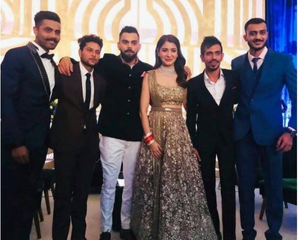  क्रिकेटर विराट कोहली आणि अभिनेत्री अनुष्का शर्मा यांच्या लग्नाचं दुसरं रिसेप्शन मंगळवारी (26 डिसेंबर) मुंबईत पार पडलं. या ग्लॅमरस आणि ग्रॅण्ड रिसेप्शनला क्रिकेट, बॉलिवूडसह उद्योग जगतातील दिग्गजांनी हजेरी लावली होती.