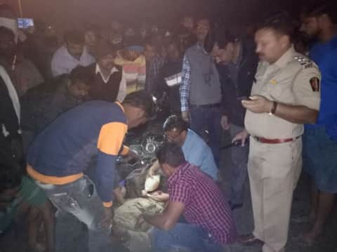 तडफडणाऱ्या तरुणावर भररस्त्यात उपचार तडफडणाऱ्या तरुणावर भररस्त्यात उपचार