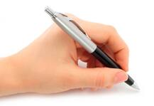 डाव्या हातांनी काम करणारे नास्तिक असण्याची शक्यता जास्त : सर्व्हे