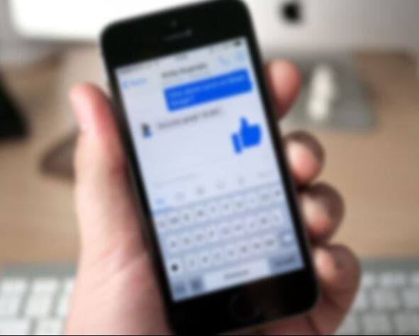 3. फेसबुक मेसेंजर - फेसबुकचंच असलेलं मेसेंजर हे अॅप 68 टक्के स्मार्टफोन यूझर्स वापरतात. फेसबुक मेसेंजरवरुन तुम्ही फेसबुकवरील फ्रेण्ड्ससोबत चॅटिगं करु शकता. व्हिडिओ चॅटिंगचा पर्यायही इथे उपलब्ध आहे. त्याचप्रमाणे फोटो, व्हिडिओ तुम्ही डायरेक्ट शेअरही करु शकता.