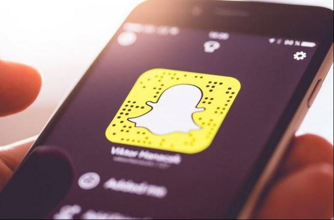 7. स्नॅपचॅट - स्नॅपचॅट या अॅपचे जवळपास 50 टक्के यूझर्स आहेत. यावर फोटो क्लिक करुन वेगवेगळे फिल्टर वापरुन तुम्ही मित्रांना पाठवू शकता. 