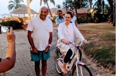 Sonia Gandhi enjoys vacations in Goa latest updates हॉटेलबाहेर सायकलिंग, नागरिकांसोबत सेल्फी, सोनिया गांधी गोव्यात