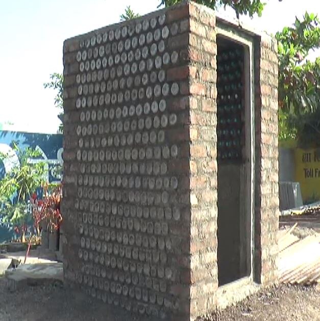 Shirdi : Construction of toilet using plastic bottles latest update शौचालयाच्या बांधकामात बाटल्यांचा वापर, किंमत अवघी...