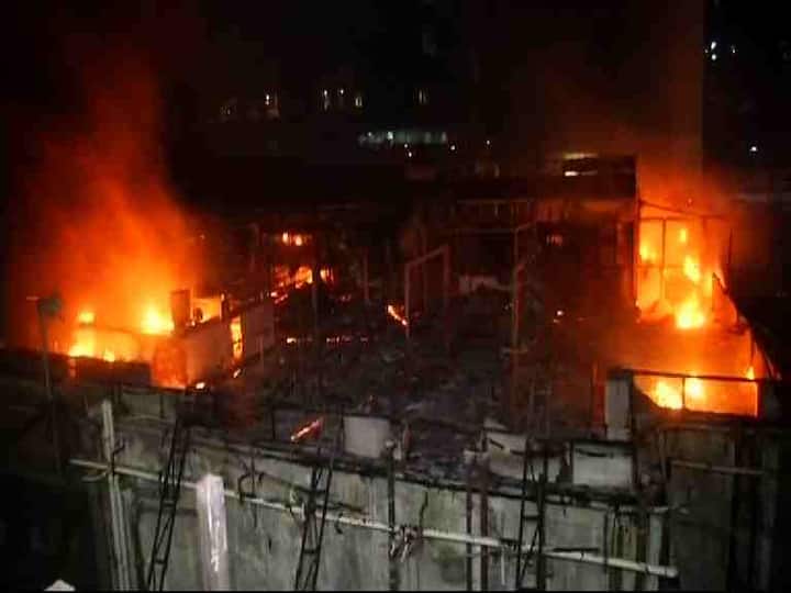 मुंबईच्या लोअर परळ येथील कमला मिल्स कम्पाऊंडमधील हॉटेलला भीषण आग लागली आहे. 