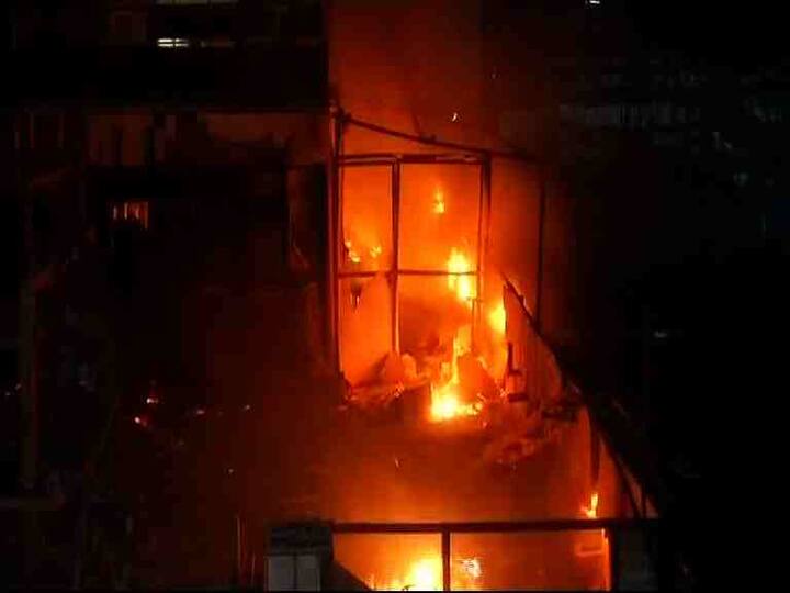 आगीत जखमी झालेल्या सहा जणांवर परेलच्या केईएम रुग्णालयात तर दोघांवर सायन रुग्णालयात उपचार सुरु आहेत.