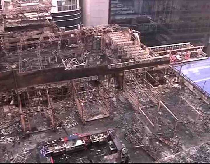 कमला मिल्स कम्पाऊंड दक्षिण मुंबईतील अतिशय प्रसिद्ध असं ठिकाण आहे. अनेक वृत्त वाहिन्या, रेडिओची कार्यालयं या कम्पाऊंडमध्ये आहेत. अत्यंत अलिशान अशी 42 रेस्टॉरंट आणि पबही इथे आहेत. त्यामुळे संध्याकाळनंतर उच्चभ्रू वस्तीतील तरुण-तरुणींची गर्दी या भागात मोठी असते. पब असल्याने तरुणांची रात्री उशिरापर्यंत इथे वर्दळ असते. त्याचसोबत, काही सरकारी कार्यलयं आणि बॅंकाही या कम्पाऊंडमध्ये आहेत. 