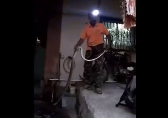 बाथरुममध्ये 8 फूट लांबीचा साप, सर्पमित्राच्या मदतीनं सापाची सुटका