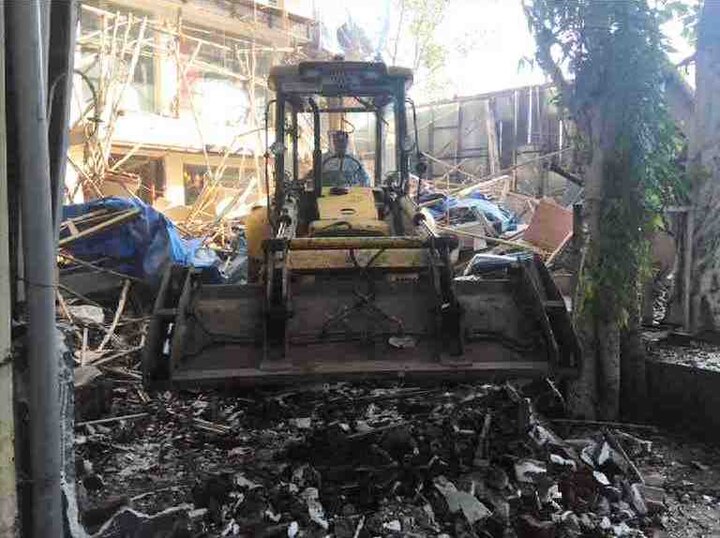 Mumbai : Kamala Mills Compound Fire : BMC demolished 4 hotels अग्नितांडवानंतर कमला मिल्स कम्पाऊंडमधील चार हॉटेलवर कारवाई