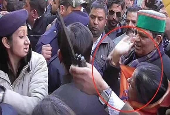 Shimla: Congress MLA Asha Kumari assaults woman constable, gets slapped back महिला आमदाराने कानशिलात लगावली, महिला पोलिसानेही ठेवून दिली!