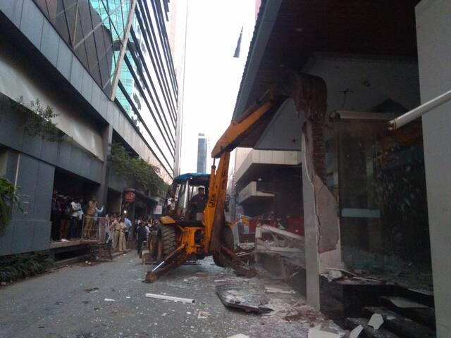 अग्नितांडवानंतर अनधिकृत बांधकामांवर हातोडा, बीएमसीची कारवाई