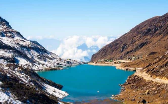 गंगटोक : पूर्वोत्तर भारतात जाऊन तुम्हाला नव्या वर्षाचं स्वागत करायचं असेल तर गंगटोक हे चांगलं ठिकाण आहे. येथील बर्फाची चादर पर्यटकांच्या आकर्षणाचं केंद्रबिंदू असते. लोकल पब आणि बार हे पर्याय तर आहेतच, मात्र स्किंग आणि स्नो बोर्डिंग करुनही तुम्ही सेलिब्रेशन करु शकता.