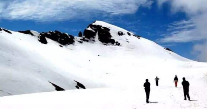 मनाली : मनालीला जाऊनही तुम्ही या वर्षाला निरोप देऊ शकता. मित्र किंवा कुटुंबासोबत येथील हॉटेलमध्ये होणाऱ्या पार्टीजमध्ये तुम्ही सहभागी होऊ शकता.