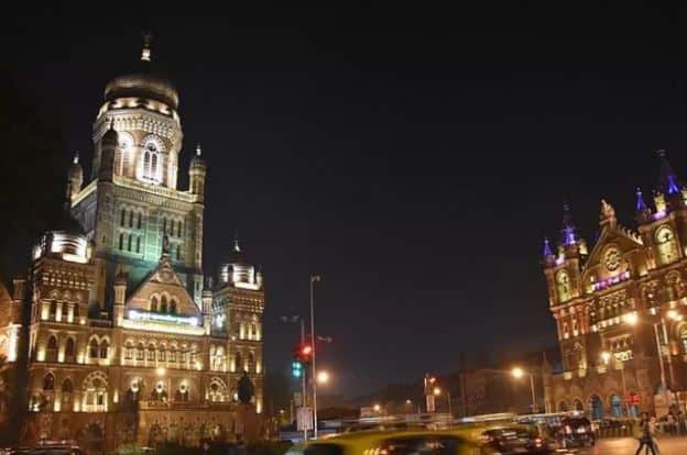 मुंबई : स्वप्ननगरीतही रात्रभर नवीन वर्षाचं सेलिब्रेशन केलं जातं. गेट ऑफ इंडिया, मरिन ड्राईव्ह या ठिकाणी मुंबईकर रात्रभर नव्या वर्षाचं स्वागत करण्यात दंग असतात.